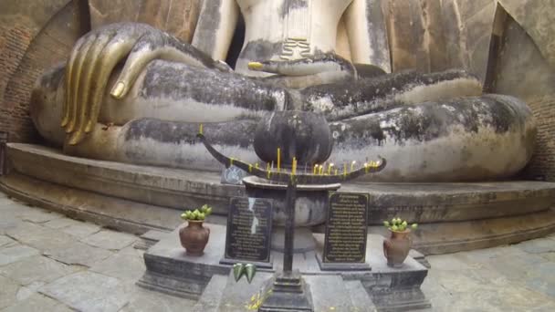 Imágenes Buda en la antigua iglesia. HD — Vídeo de stock