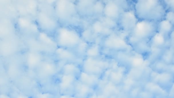 Hermosas nubes brillantes con cielo azul. HD — Vídeos de Stock