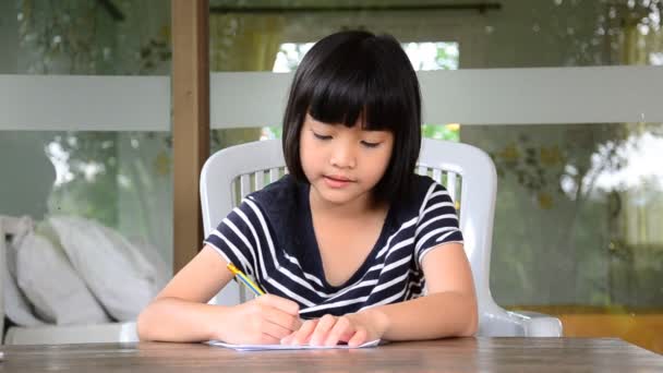 Junges Mädchen macht Hausaufgaben. — Stockvideo