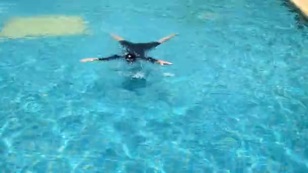 男孩在游泳. — 图库视频影像