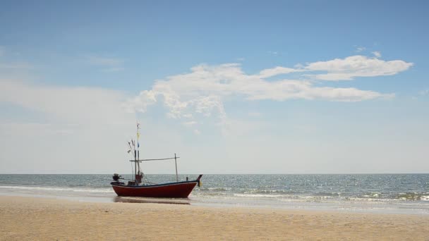 Bateau de pêche sur la côte . — Video