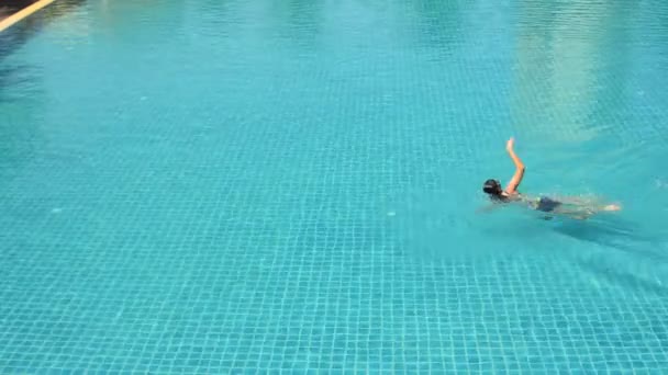 Yüzme kadın. HD — Stok video