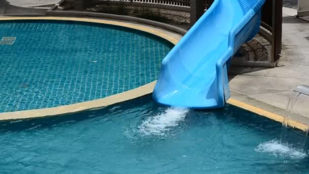 Junge hat Spaß auf einem Wasserrutscher. hd — Stockvideo