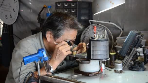 Relojero en su taller reparando un reloj de pulsera — Vídeos de Stock