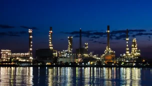 Raffinerie de pétrole. Délai imparti . — Video