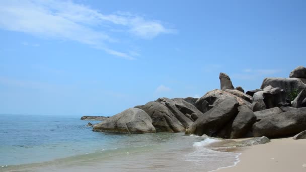 Saluda suavemente a la playa . — Vídeos de Stock