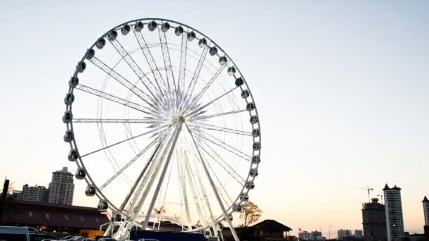 Ruota panoramica al crepuscolo, da giorno a notte . — Video Stock