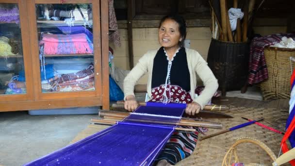 Женщины Па-Ка-Гех-Йор (Карен Сгау) плетут . — стоковое видео