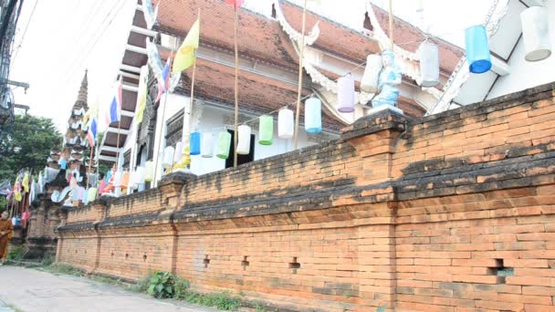 Buddhismen munken går på vägen — Stockvideo