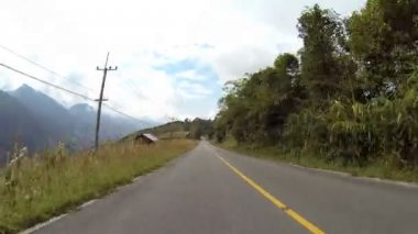 Dağda ülke yol sürüş.