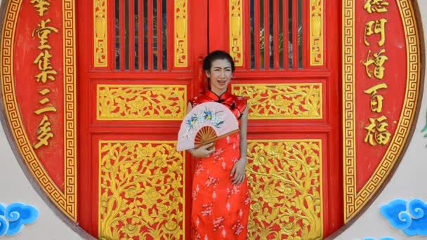 Femme en robe traditionnelle chinoise . — Video