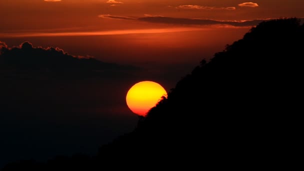 Coucher de soleil parfait le soir sur la montagne , — Video