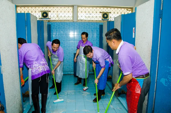 Limpeza banheiro púbico — Fotografia de Stock