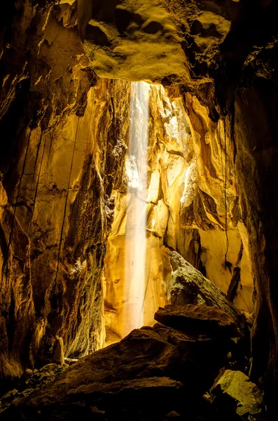 Solen strålar i grotta. — Stockfoto