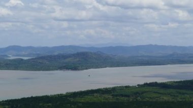 Kaburi Nehri Tayland ve Myanmar arasında sınır yapıldı..