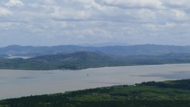 El río Kaburi era frontera entre Tailandia y Myanmar . — Vídeo de stock