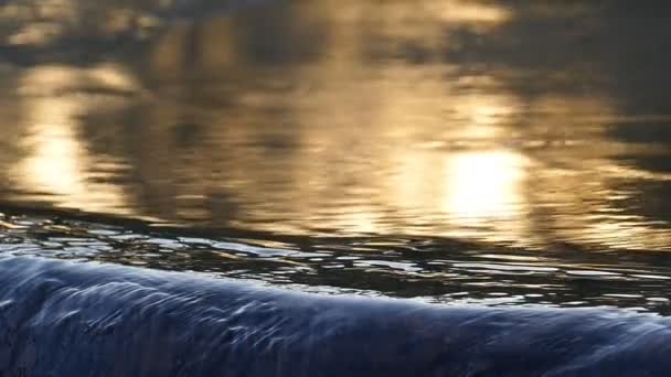 El reflejo del sol en las aguas termales . — Vídeos de Stock