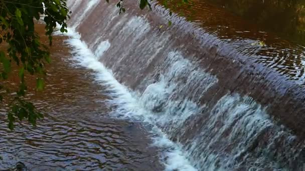 Wasserfluss auf Deich. — Stockvideo