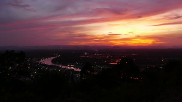 Mouvement du coucher de soleil et des nuages en montagne. Délai imparti — Video