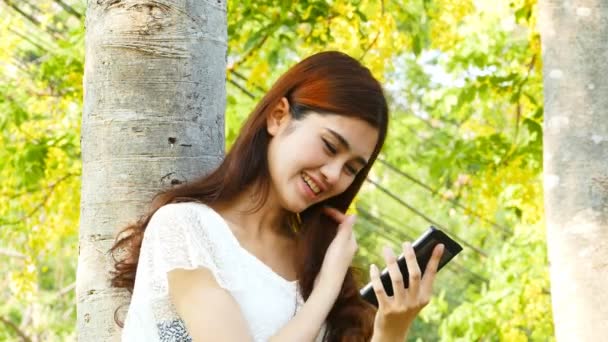 Jovem mulher usando telefone celular. — Vídeo de Stock