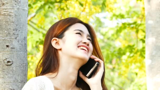 Mujer joven usando el teléfono móvil. — Vídeos de Stock