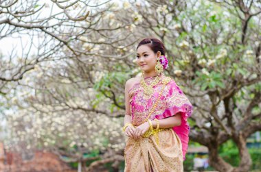 Taylandlı kadın geleneksel giyinme. 