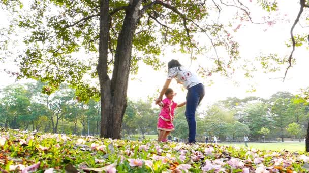 Anne ve küçük kızı parkta birlikte oynuyorlar. — Stok video