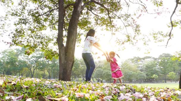 Madre e hija jugando juntas en un parque — Vídeos de Stock