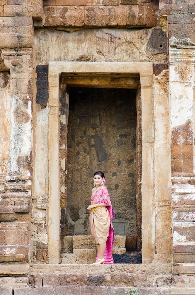 Mujer tailandesa vestirse tradicional . — Foto de Stock