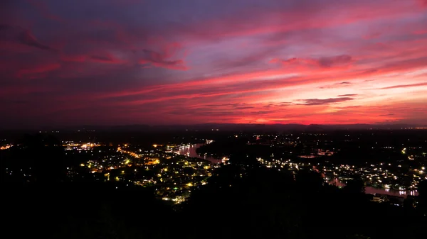 Günbatımı ve bulut.