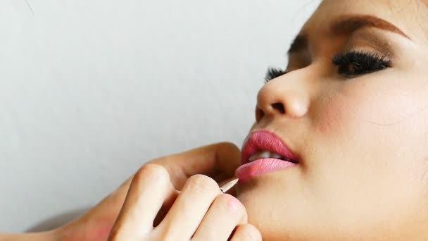 Lippenstift toepassen voor lip door borstel lip. — Stockvideo