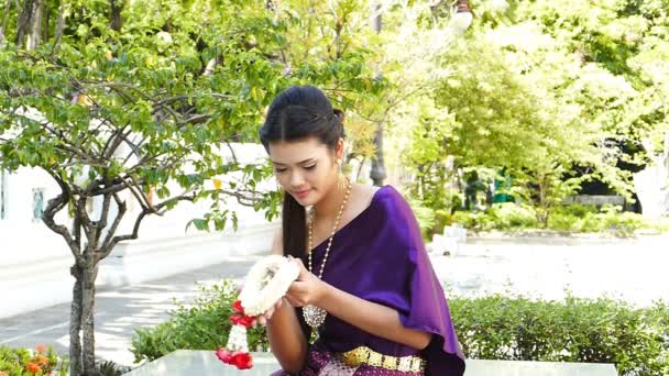 Thai woman dressing traditional. — Stock Video