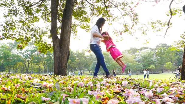 Mor och dotter spelar i en park. — Stockvideo