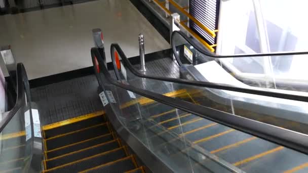 Las escaleras mecánicas se mueven que corren constantemente . — Vídeos de Stock