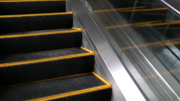 Escaleras mecánicas se mueven que corren constantemente arriba . — Vídeo de stock