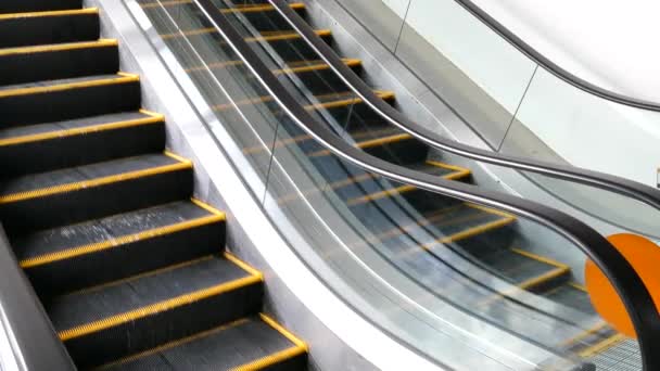 Escaleras mecánicas se mueven que corren constantemente arriba . — Vídeos de Stock