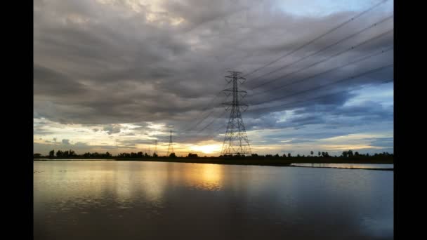 Pylon energii elektrycznej wysokiego napięcia na zachodzie słońca. — Wideo stockowe