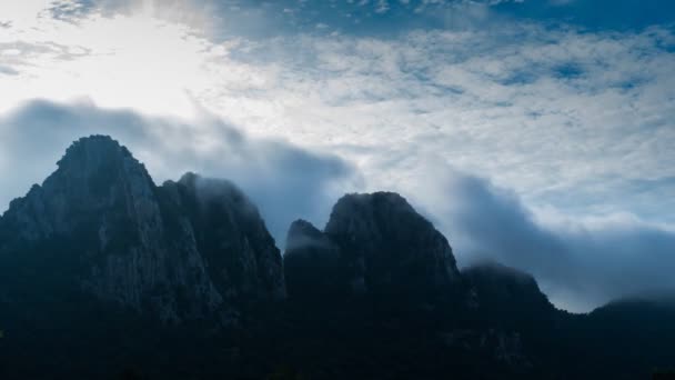 Nevoeiro na montanha alta . — Vídeo de Stock