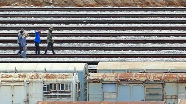 Hombres caminando sobre vías férreas . — Vídeos de Stock