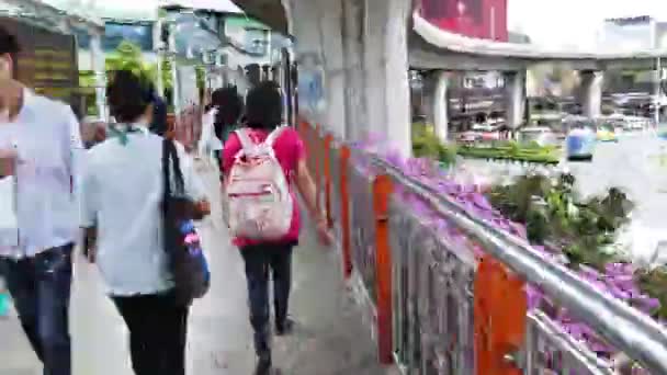 Multitud anónima de personas caminando en Sky-Walk. stop motion . — Vídeos de Stock