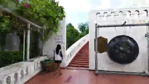 Personnes marchant sur la pagode Golden Mountain, hyperlapse . — Video