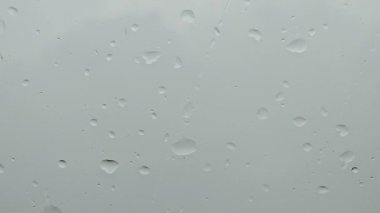 Ön cama yağmur damlıyor. Doğa arka plan ve el yapımı çekim.
