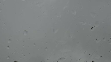 Ön cama yağmur damlıyor. Doğa arka plan ve el yapımı çekim.