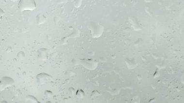 Ön cama yağmur damlıyor. Doğa arka plan ve el yapımı çekim.