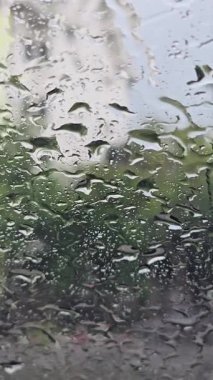 Ön cama yağmur damlıyor. Doğa arka plan ve el yapımı çekim.