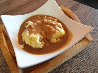 Eski ahşap tabakta patates püresi..