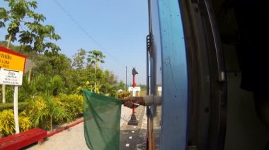 Yetkililer trende sinyal bayrakları sallayarak.