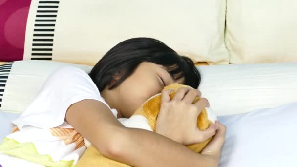 Ασία κοριτσάκι που κοιμάται στο κρεβάτι. — Αρχείο Βίντεο