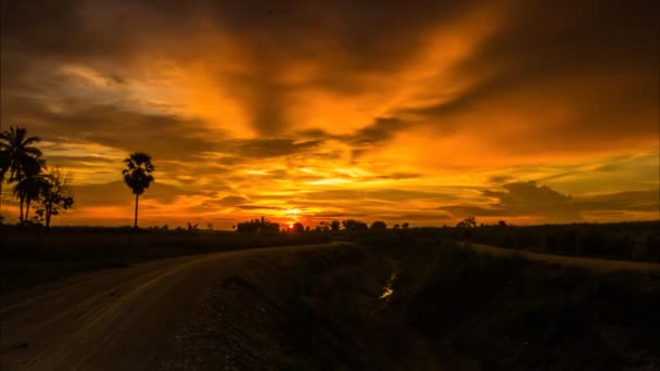 Pôr do sol rural bonito, lapso de tempo . — Vídeo de Stock