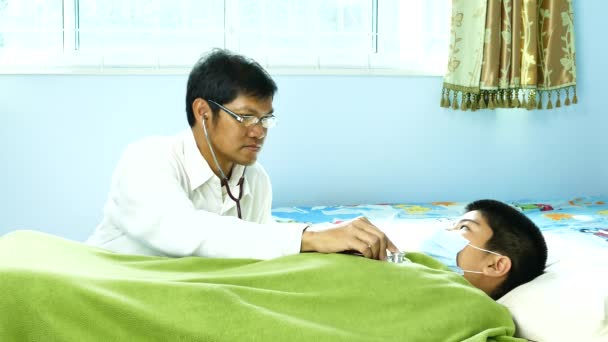 El doctor estaba revisando al paciente . — Vídeos de Stock